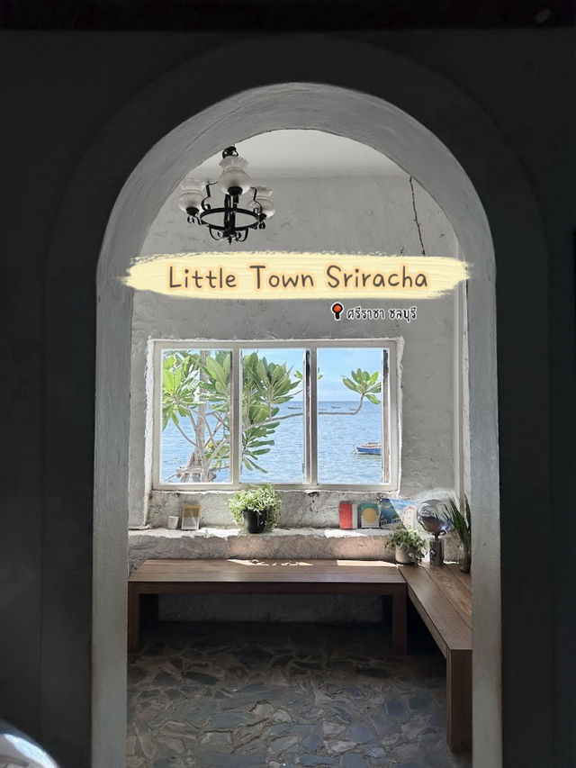คาเฟ่ริมทะเล Little Town Sriracha