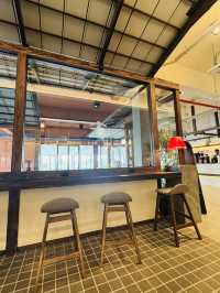 คาเฟ่ชิคๆ ในสนามแบด “Kuru Coffee House”