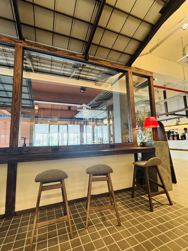 คาเฟ่ชิคๆ ในสนามแบด “Kuru Coffee House”