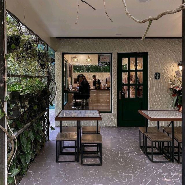 Little Contrast Cafe
