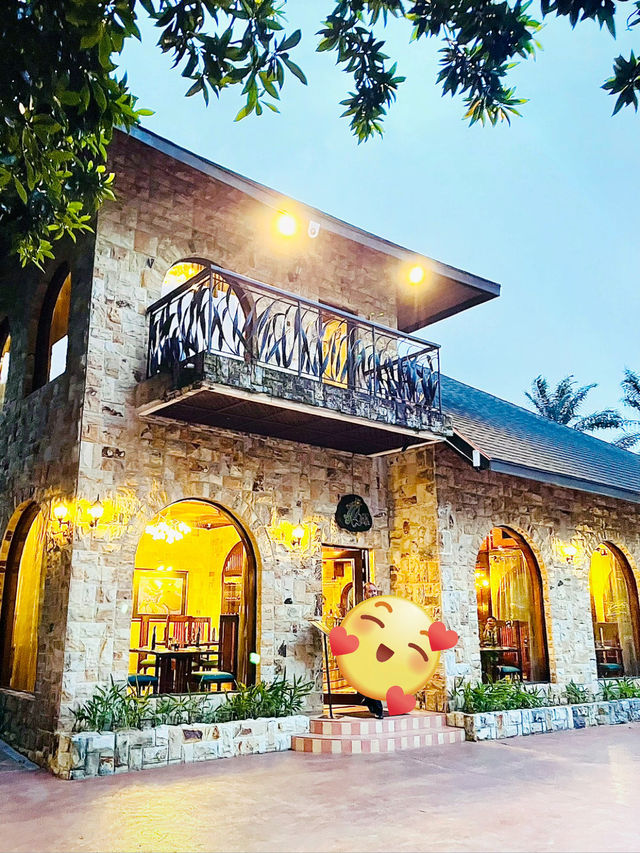 “Elegant Italian Dining at Bistro Cascata”