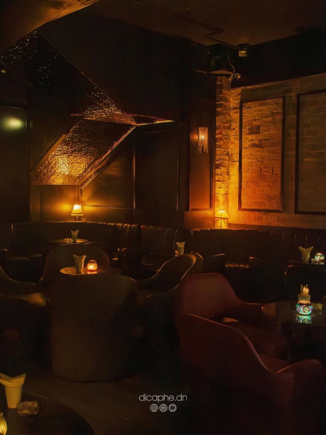 evokes the spirit of the Roaring Twenties