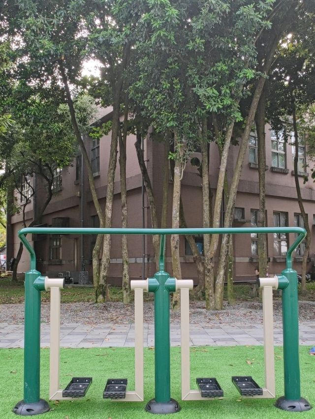 一座太陽、月亮與地球的遊樂場#崁頂共融遊戲場(崁頂公園)屏東縣崁頂鄉