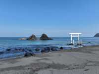 踏浪夕陽間，感受永恆的祝福：福岡糸島二見浦夫妻岩之心靈行旅