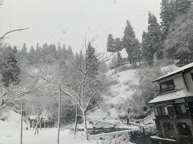 日本玩-「銀山溫泉」一個凝結在日本大正時代及宮崎駿童話裡的雪白世界，此生必訪！