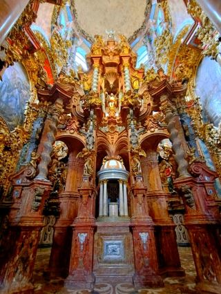 A paradise for architecture lovers with gorgeous ceilings