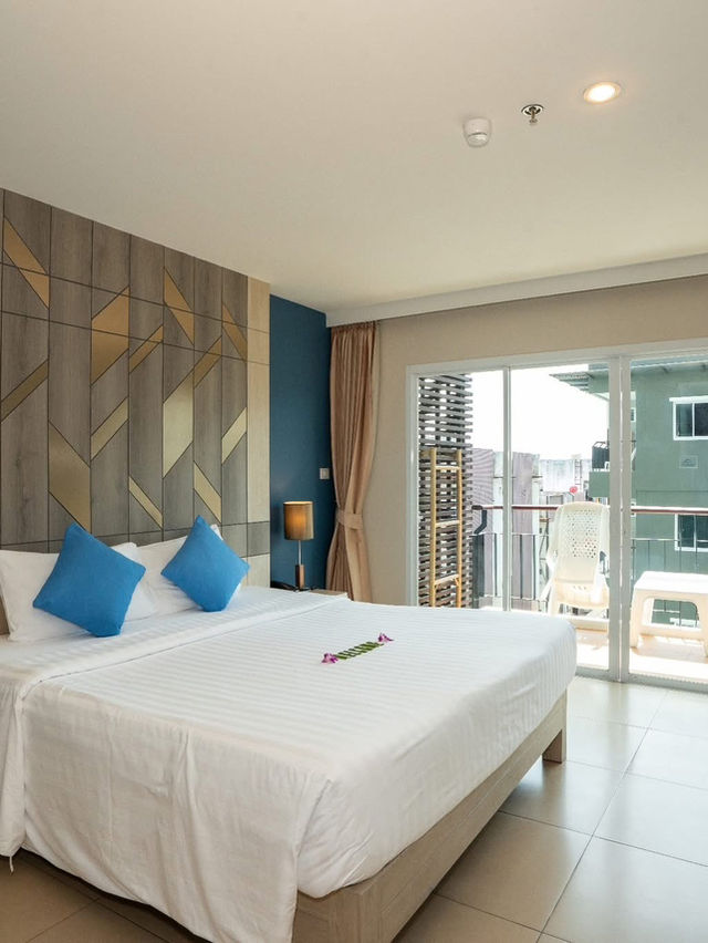พักผ่อนสบายใจกลางป่าตอง ที่ Andakira Hotel Phuket
