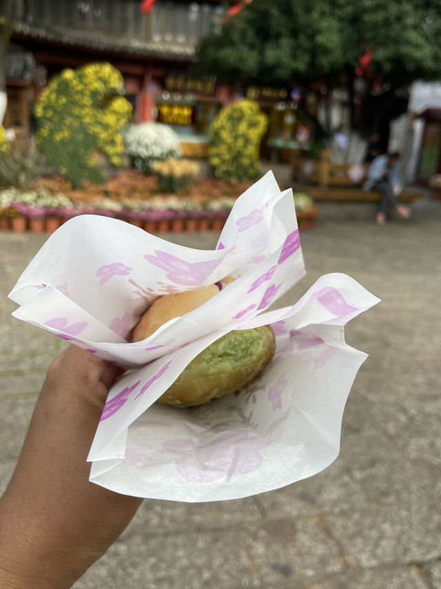 Walking through Lijiang Ancient Town is a total vibe! 🌈