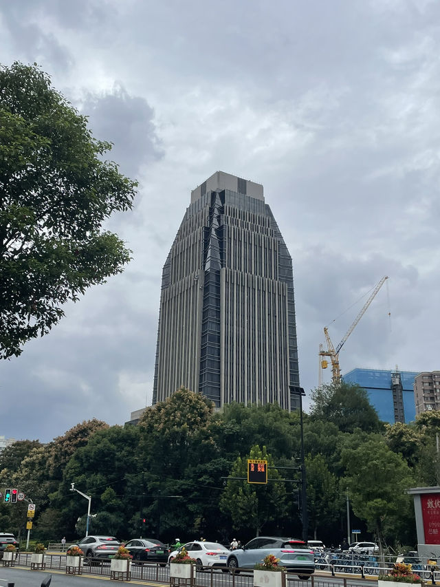 夜晚建築燈海下的人文風景🌃 夜晚建築燈海下的人文風景🌃
