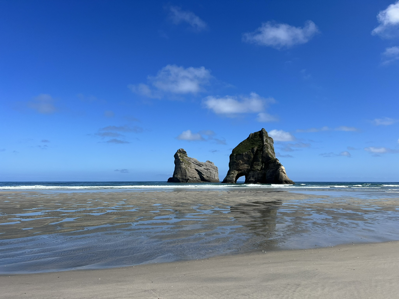 뉴질랜드 여행지— 《바람과 모래사장의 자유로움: Wharariki Beach》