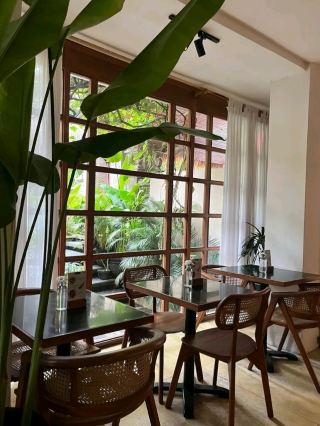 KAFE DENGAN STAF YANG RAMAH.