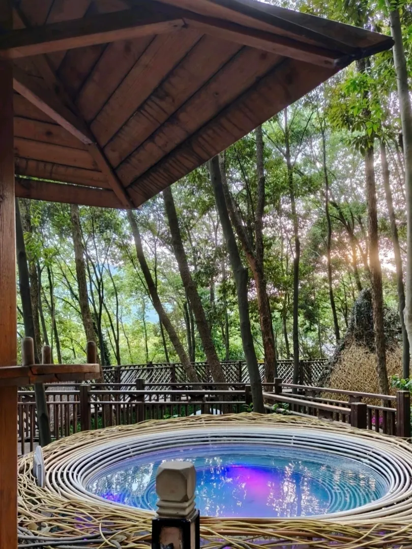 Zhangjiajie Hot Spring: A tranquil retreat where you can hear your heartbeat.