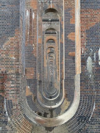 มนต์เสน่ห์แห่งซุ้มโค้งอันไม่มีที่สิ้นสุดในชนบทอังกฤษ