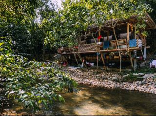 ⛺ นอนเต็นท์ กินหมูกระทะ…ริมลำธารที่สวนหลวงทัย