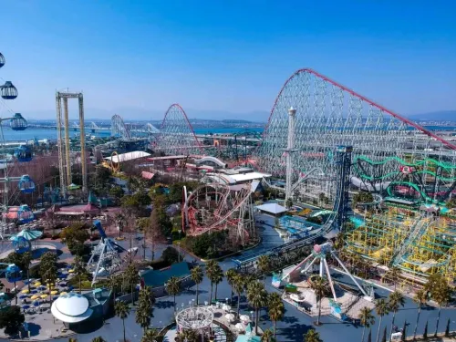  。🎢✨ 스릴 마니아라면 절대 놓쳐서는 안 될 일본의 유명 테마파크, '나가시마 스파랜드'! 무시무시한 롤러코스터와 세계적인 어트랙션으로 명성이 자자한 곳이죠. 아침부터 밤까지 짜릿한 즐거움으로 가득하며, 특히 세계 최상위권의 높이와 속도, 길이를 자랑하는 초대형 롤러코스터 '스틸 드래곤 2000'은 아찔한 스릴을 사랑하는 분들께 최고의 쾌감을 선사합니다 🎡🔥