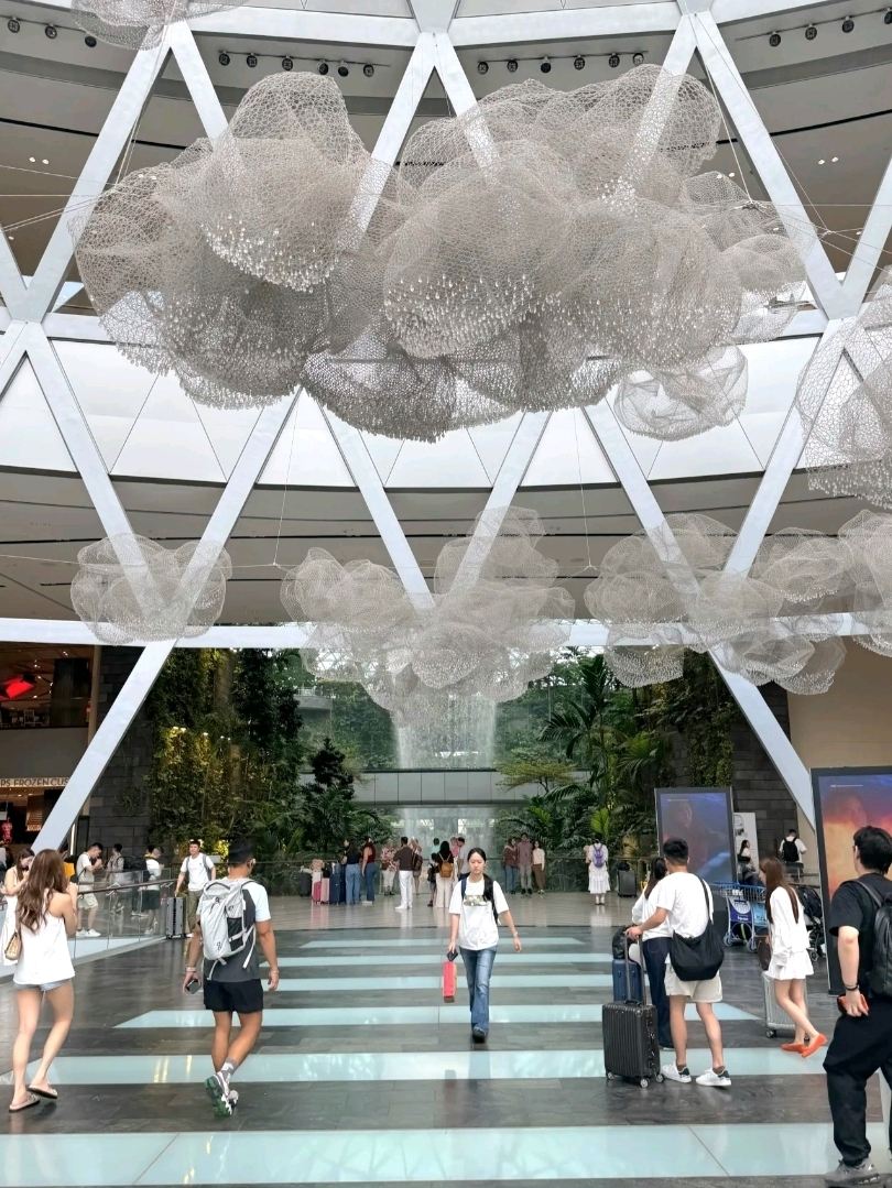 Rain Vortex @ Jewel Changi Airport（ジュエル・チャンギ空港のレイン