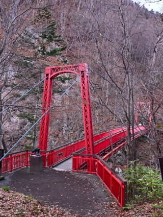 定山溪最紅吊橋｜二見吊橋賞楓雪景＋足湯輕鬆打卡路線
