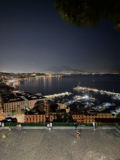 イタリア】現地の人々も愛する、ナポリ湾のきらめきを一望する絶景