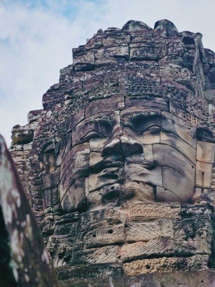 微笑みの一段下で | バイヨン寺院 | Trip.com シェムリアップ