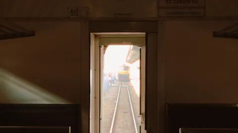 45번 열차 탑승기: 핫야이에서 파당베사르까지 🚆 — traveler post in 펄리스
