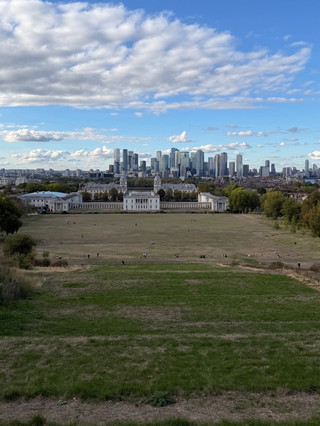 This free view in London is too good to pass up! Greenwich Park offers a panoramic view of the Thames River and the city skyline. 🌳🇬🇧