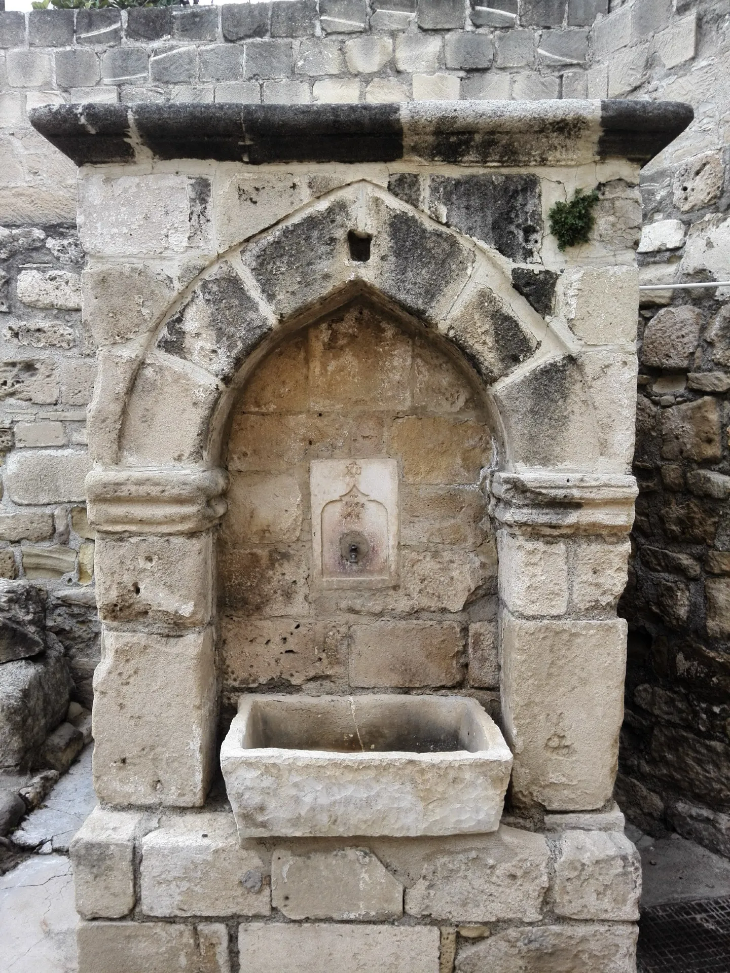 🏰 Larnaca: A gallows stood near a palm-lined beach