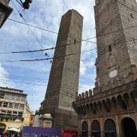 Two Towers almost collide in Bologna