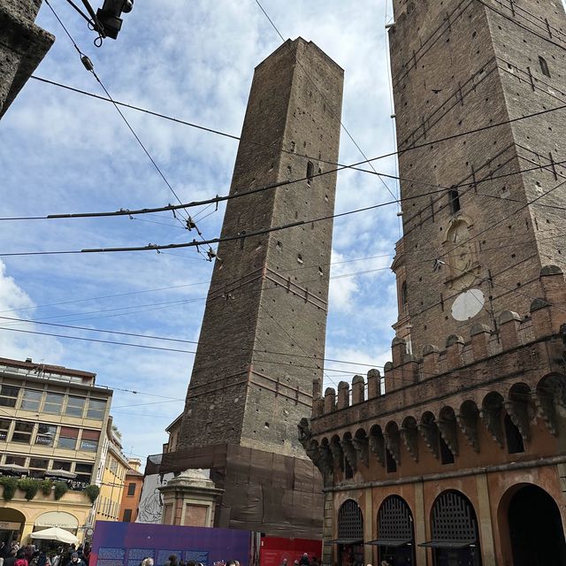 Two Towers almost collide in Bologna
