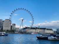 藍天下的London eye