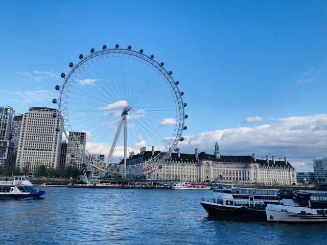 藍天下的London eye