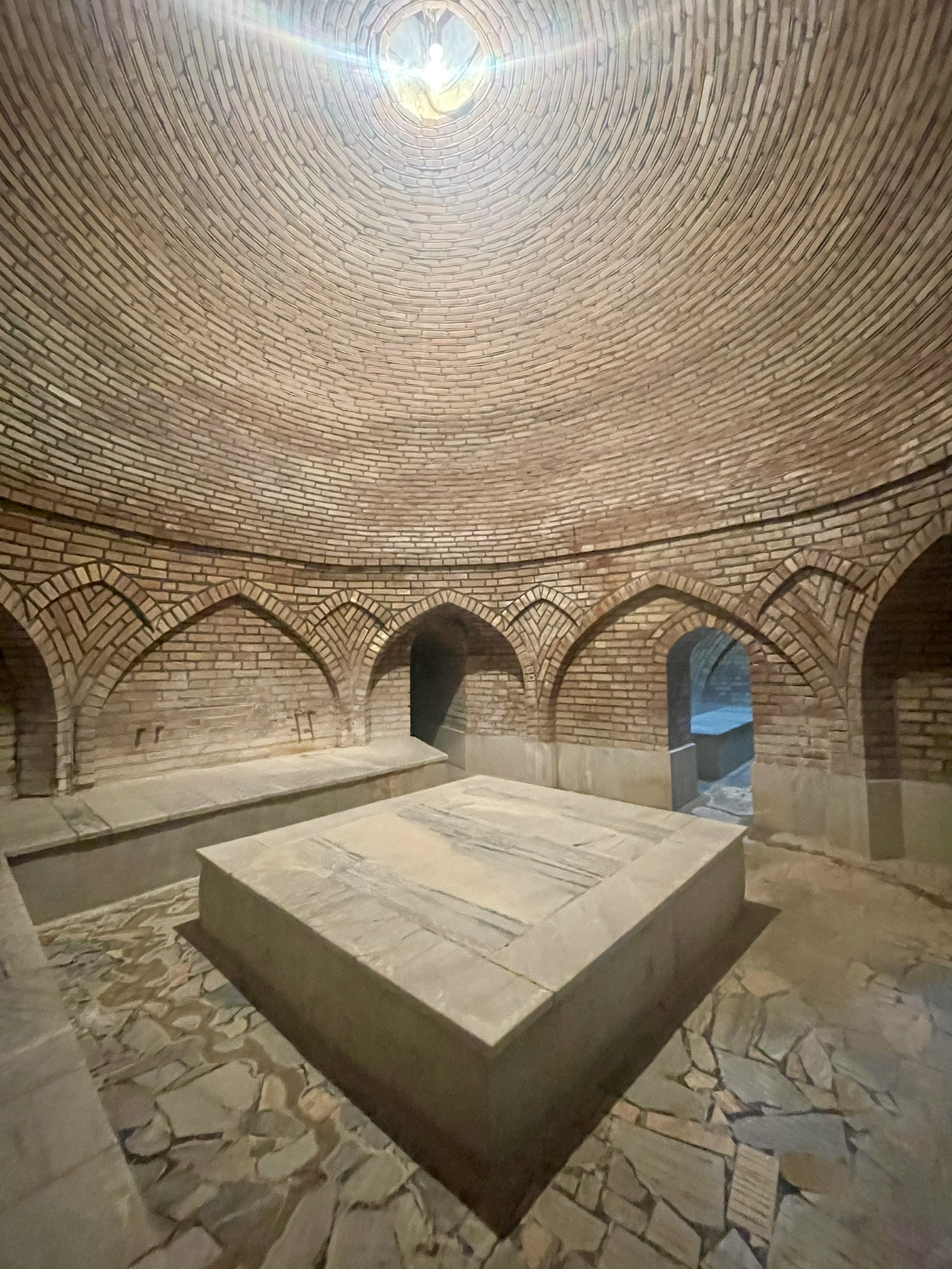 Rus hammomi: rus hammomida chomilayotgan yigit.