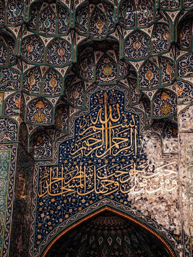 Sultan Qaboos Grand Mosque - Oman's biggest mosque.