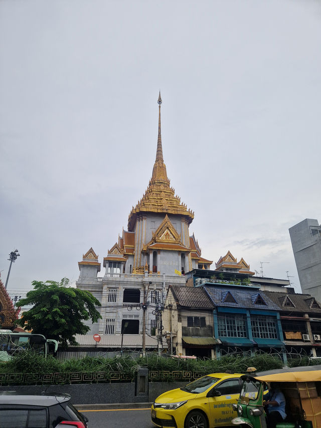 Bright lights, bustling streets, and unbeatable street food – Bangkok never sleeps.