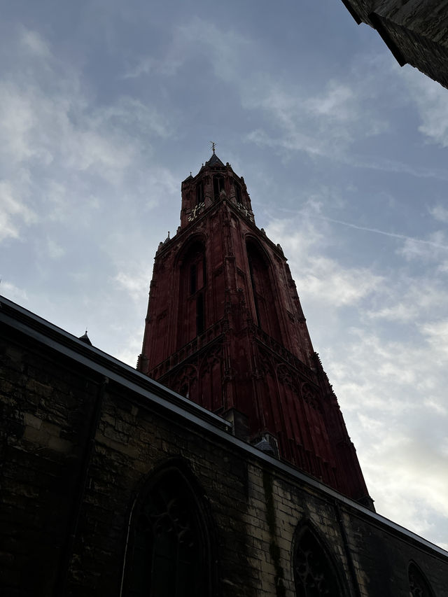 ⛪🔥 St. Janskerk – The Fiery Red Guardian of Maastricht’s Skyline 🇳🇱❤️  