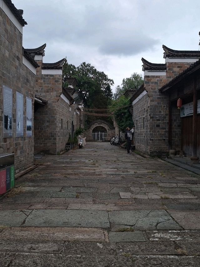 Wanliuzhou Park, Yushan County – A Riverside Gem 🌿🏞️