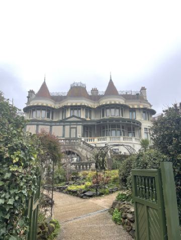 🎨 สัมผัสความงดงามแบบวิคตอเรียนที่หอศิลป์และพิพิธภัณฑ์รัสเซล โคทส์ 🌦️

ค้นพบอัญมณีที่ซ่อนอยู่แห่งบอร์นมัธกับหอศิลป์และพิพิธภัณฑ์รัสเซล โคทส์ คฤหาสน์สไตล์วิคตอเรียนสุดแปลกตาที่ตั้งตระหง่านอยู่บนหน้าผา แสงแดดยามบ่ายทำให้เพดานแบบวินเทจและภาพจิตรกรรมฝาผนังท้องฟ้าดูโดดเด่นสะดุดตา อย่าลืมพกกล้องมาถ่ายภาพภายในสวยๆ ลงอินสตาแกรม!

เริ่มการเยี่ยมชมประมาณ 14.00 น. เพื่อให้ได้แสงธรรมชาติที่ดีที่สุด (โดยเฉพาะในวันที่เมฆมากหรือฝนตก) และเดินชมหอศิลป์ที่จัดแสดงคอลเลกชันที่หลากหลาย ทั้งผลงานชิ้นเอกของยุโรป โบราณวัตถุแปลกใหม่ และเพดานที่วาดภาพอย่างงดงาม อย่าพลาดภาพจิตรกรรมฝาผนังในห้องโถงหลักที่แสดงถึงท้องฟ้าและเมฆอันสงบเงียบ ถ่ายภาพโดยหันกล้องขึ้นด้านบนเพื่อเก็บภาพสถาปัตยกรรมที่สวยงาม สวนอันเขียวชอุ่มด้านนอกเป็นอีกหนึ่งจุดเด่นที่ให้ทัศนียภาพชายฝั่งและฉากหลังที่งดงาม แม้ว่าสภาพอากาศจะไม่เป็นใจก็ตาม!

สิ่งที่ห้ามพลาด: แวะพักดื่มกาแฟในคาเฟ่ที่ตกแต่งอย่างหรูหรา จากนั้นเดินชมห้องต่างๆ ที่ตกแต่งอย่างหรูหราด้วยเสน่ห์แบบตะวันตก ถ่ายภาพสถาปัตยกรรมสไตล์ตะวันตกภายในอาคารและรายละเอียดที่ประณีตบรรจง พร้อมแสงแดดอ่อนๆ ยามบ่ายที่ส่องเข้ามาเพื่อเพิ่มความมหัศจรรย์ยิ่งขึ้น

เคล็ดลับ: พิพิธภัณฑ์ปิดทำการในวันจันทร์ และเปิดทำการวันอังคาร-วันอาทิตย์ เวลา 10:00-17:00 น. ควรมาในช่วงบ่ายเพื่อแสงที่ดีที่สุด แต่ควรพกร่มไปด้วย เพราะนี่คือบอร์นมัธ! มีล็อกเกอร์สำหรับเก็บกระเป๋า ช่วยให้คุณเดินชมได้อย่างสะดวกสบาย

ข้อควรระวัง: บางห้องอาจมีผู้คนหนาแน่นในช่วงเวลาที่มีคนเยอะ ดังนั้นความอดทนจะช่วยให้ได้ภาพที่สวยงามโดยไม่ต้องตกแต่งภาพ ระวังพื้นลื่นบริเวณกลางแจ้งหากฝนตก

#Bournemouth #RussellCotes #ArtGallery #VictorianArchitecture #CultureTrip