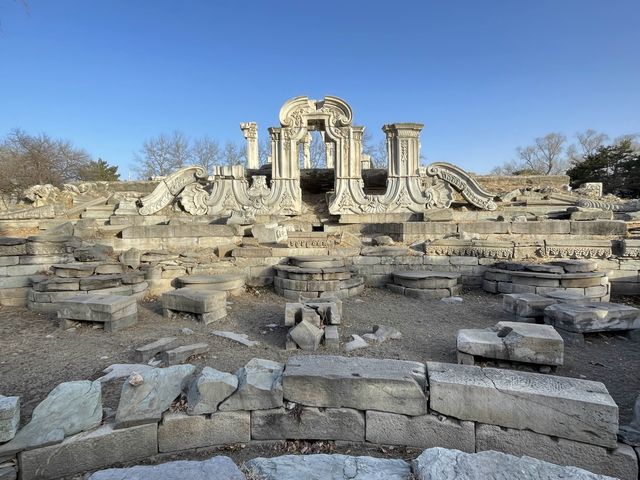 破壊し尽くされた歴史的建造物と噴水、圓明園