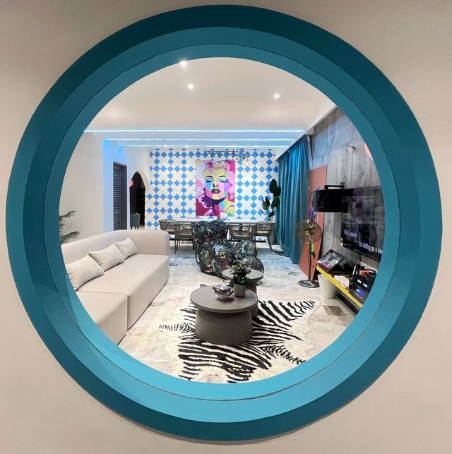 Discover a commercial art-themed homestay.