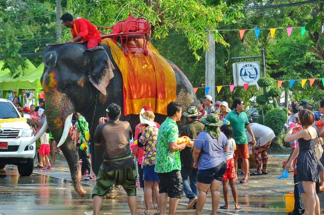 The memories of the sisters' water-splashing festival have come back to me with a click!
