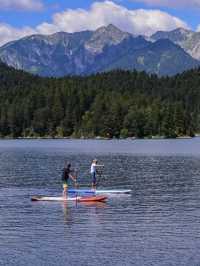 Lake Eibsee, beneath Germany's highest peak, boasts stunning scenery like a fairyland.