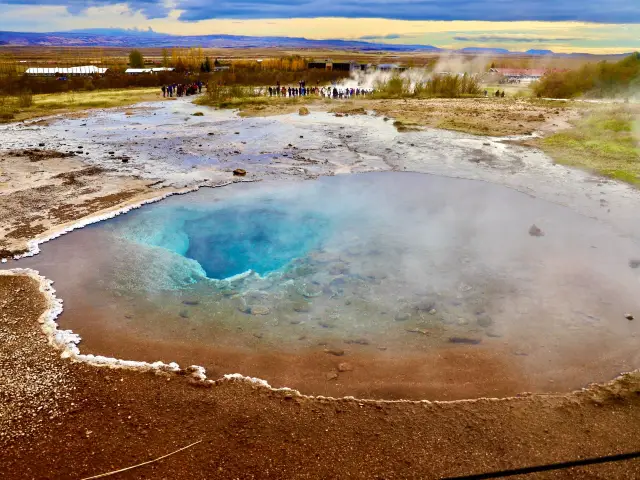 Experience the shock of the Great Geysir in Iceland: the unique charm of alien landscapes