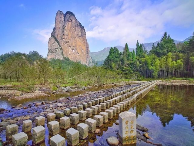 楠溪江水流蜿蜒，山岩峡谷令人嘆為觀止