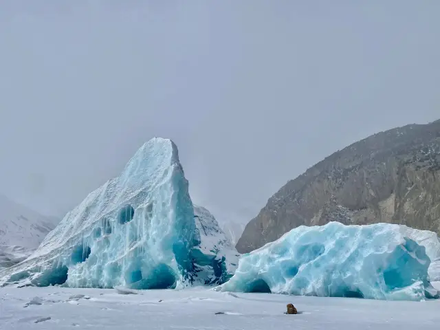 A stunning blue ice wonderland, immerse yourself in the fusion of ice and fire!