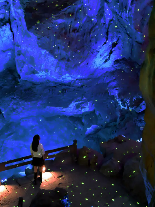 live画像が私を没入型の探検に連れて行く夢幻の洞窟へ
