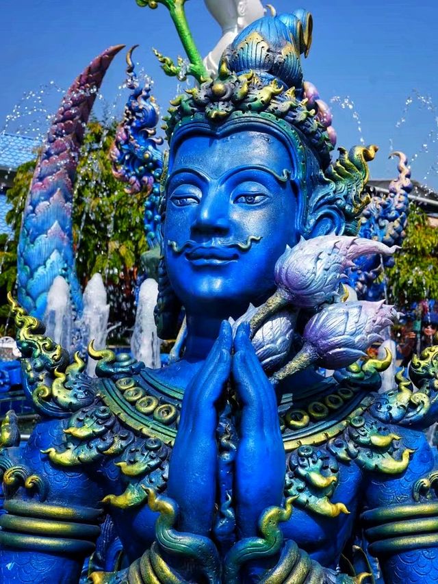 泰國清萊｜藝術與華麗的融合—藍廟