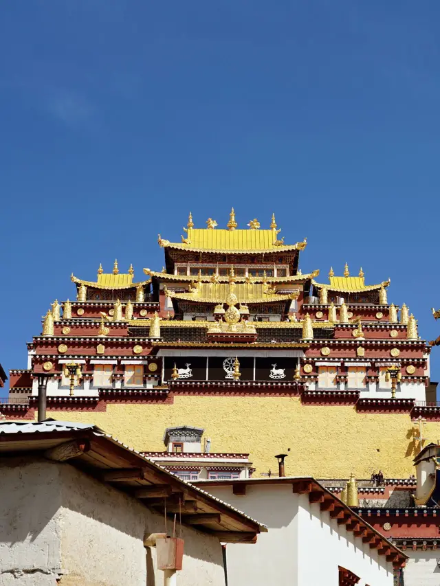 In Yunnan, nestled among the mountains, is the "Little Potala Palace"