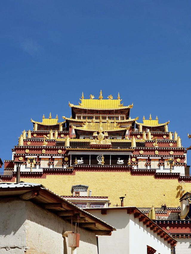 在雲南，坐落於山間的「小布達拉宮」