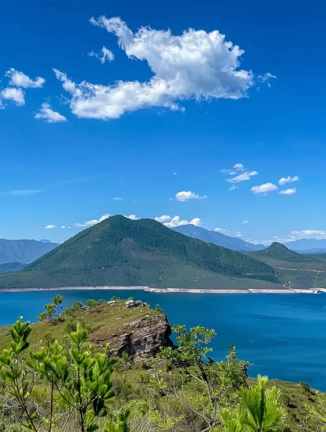 雲南のルグ湖：透明な湖水と白い舞い手
