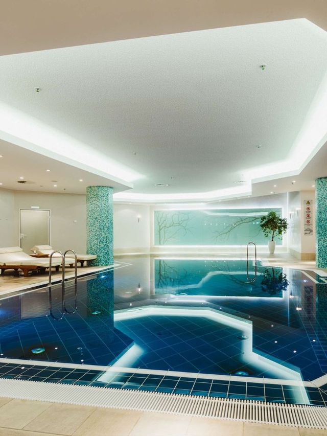 🌟 Berlin's Best: Luxe & Historic Hilton Haven 🌟