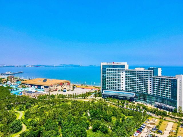 煙台萬豪酒店 酒店坐落於煙台經濟技術開發區黃河路，距煙台蓬萊國際機場30分鐘車程，高鐵煙台站35分鐘車程。